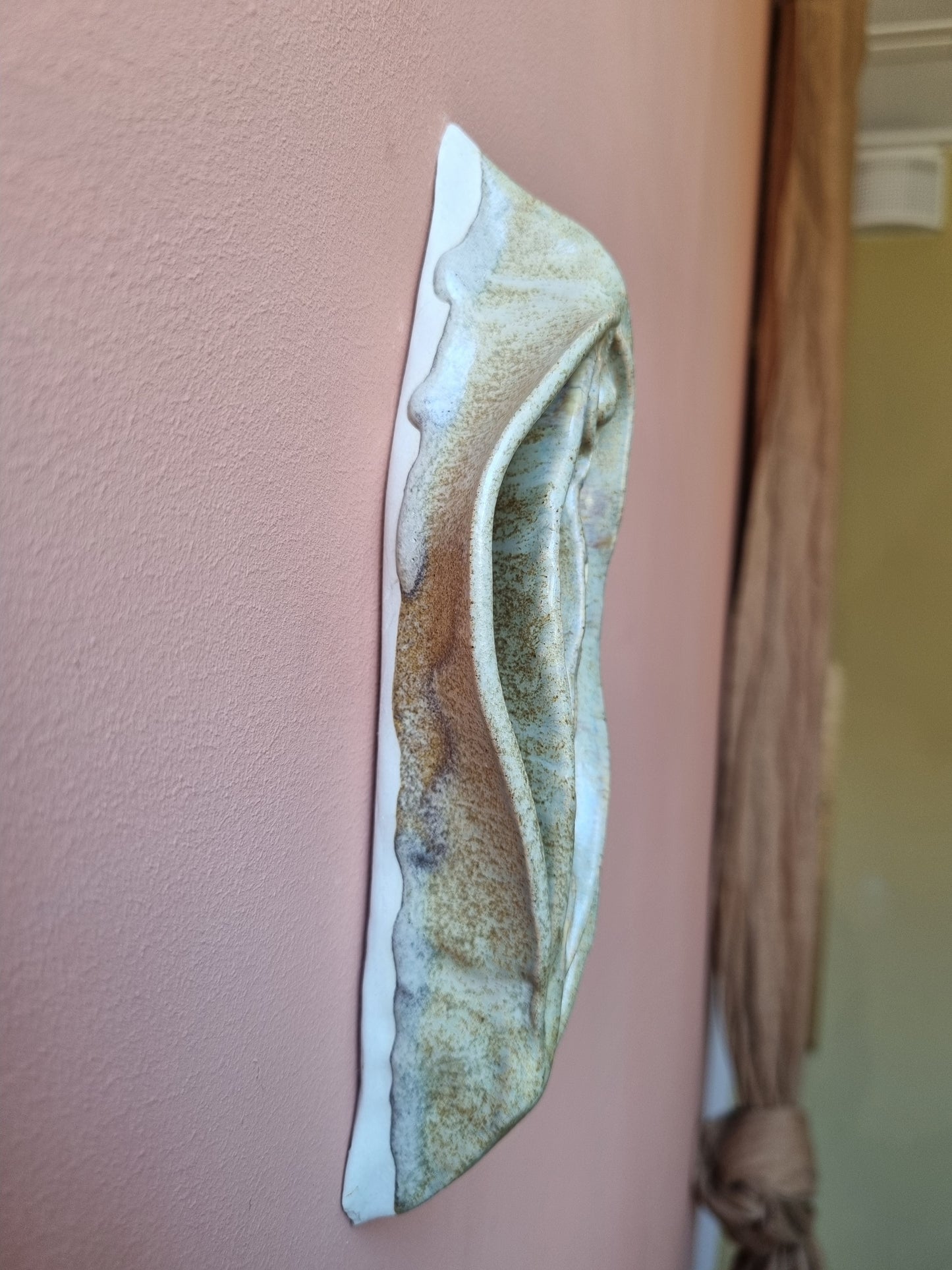 Sandfarvet keramikkusse