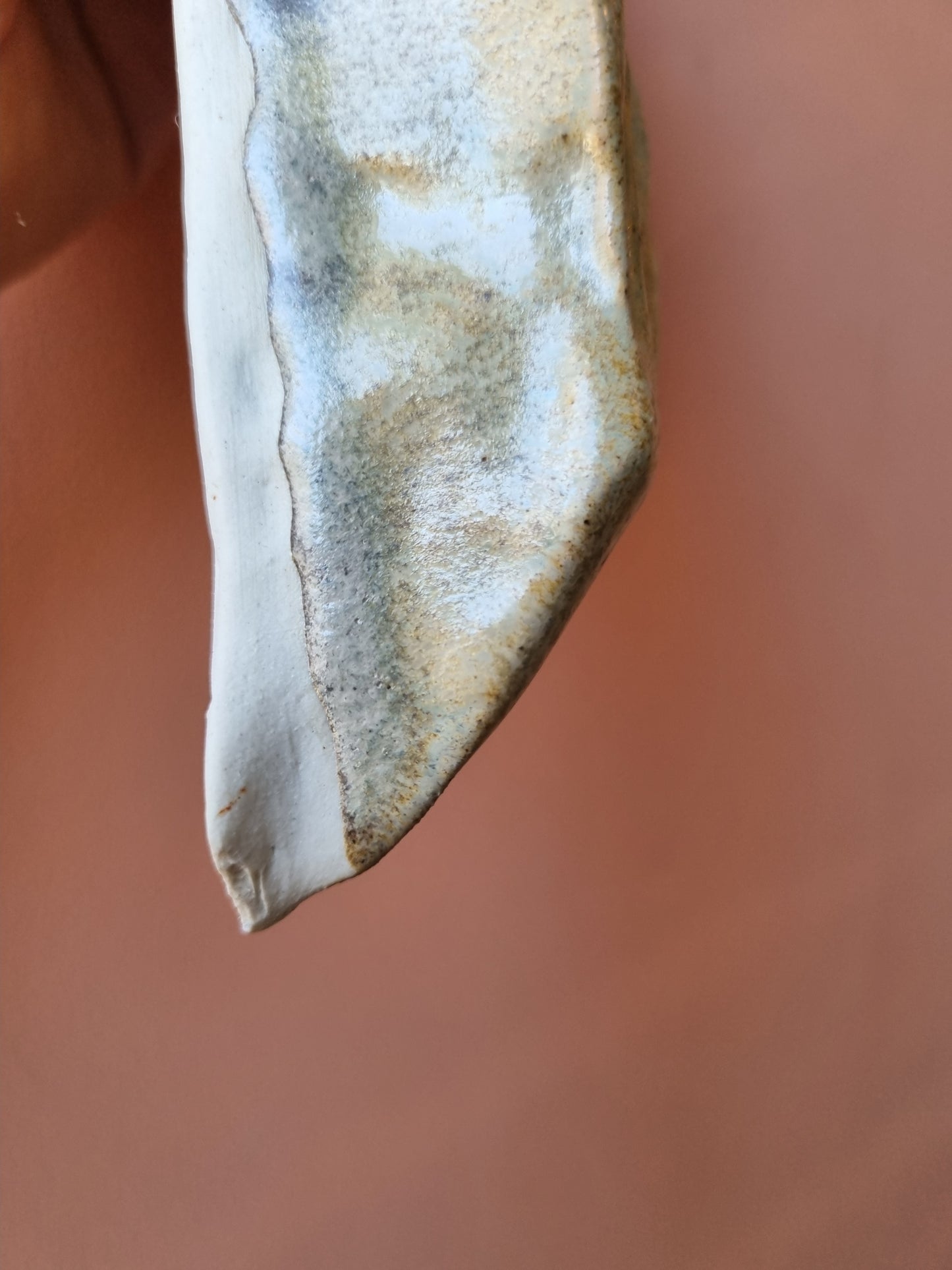 Sandfarvet keramikkusse