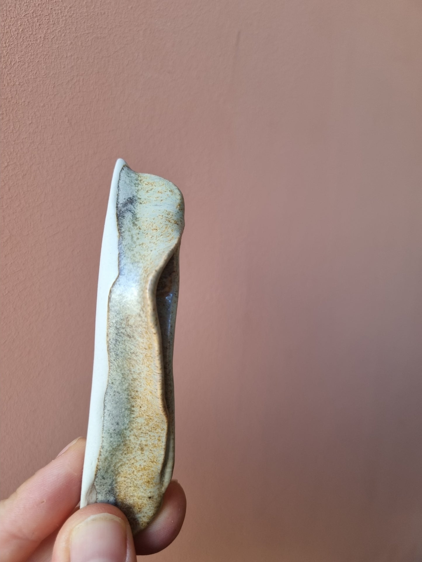 Lille sandfarvet keramikkusse