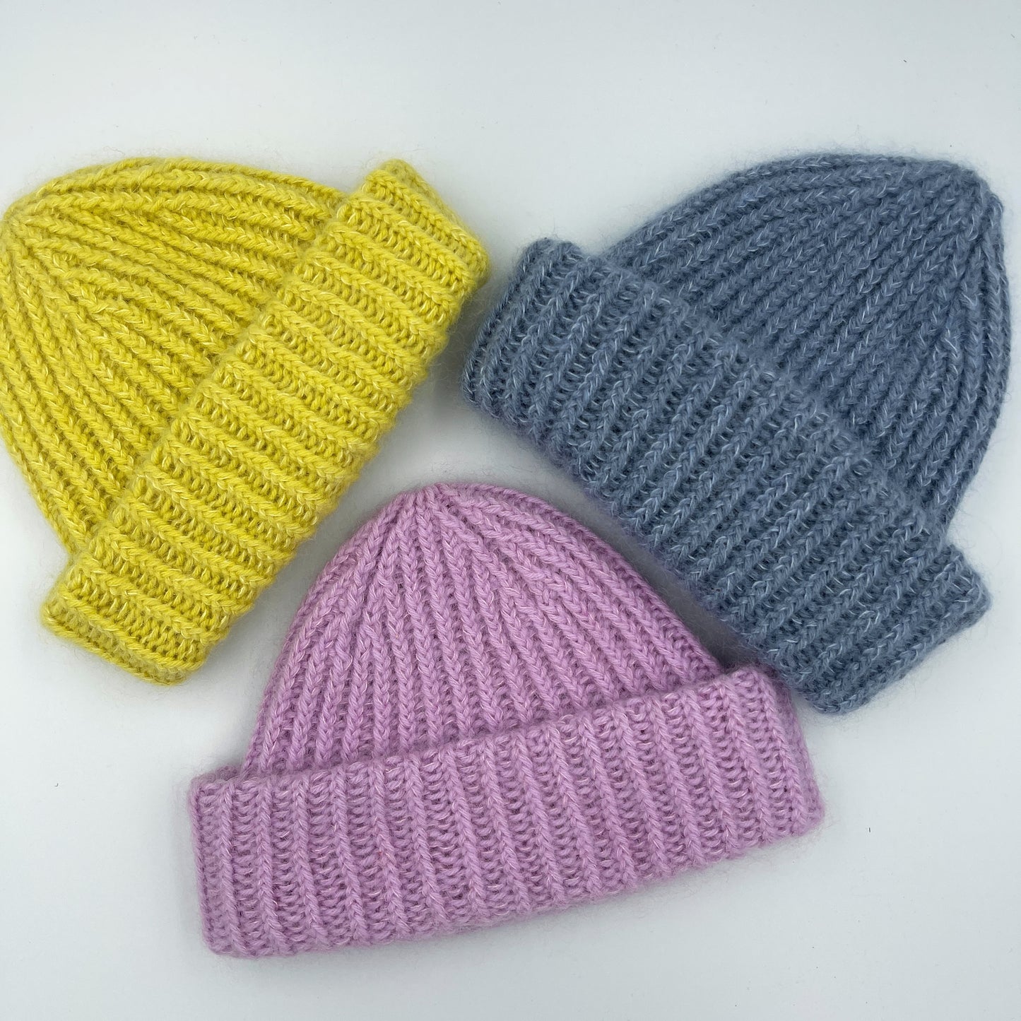 Knitting pattern TopTop Beanie by Pastelkollektivet. Soft and colourfull beanie.