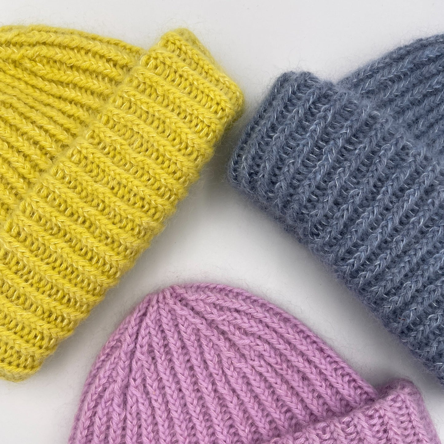 Knitting pattern TopTop Beanie by Pastelkollektivet. Soft and colourfull beanie.