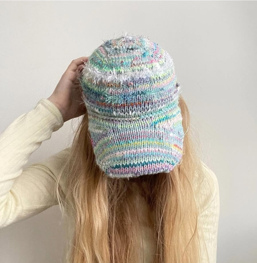 Strikket kasket i mange farver, strikket af restegarn. Find din strikkeopskrift på vaerkerne