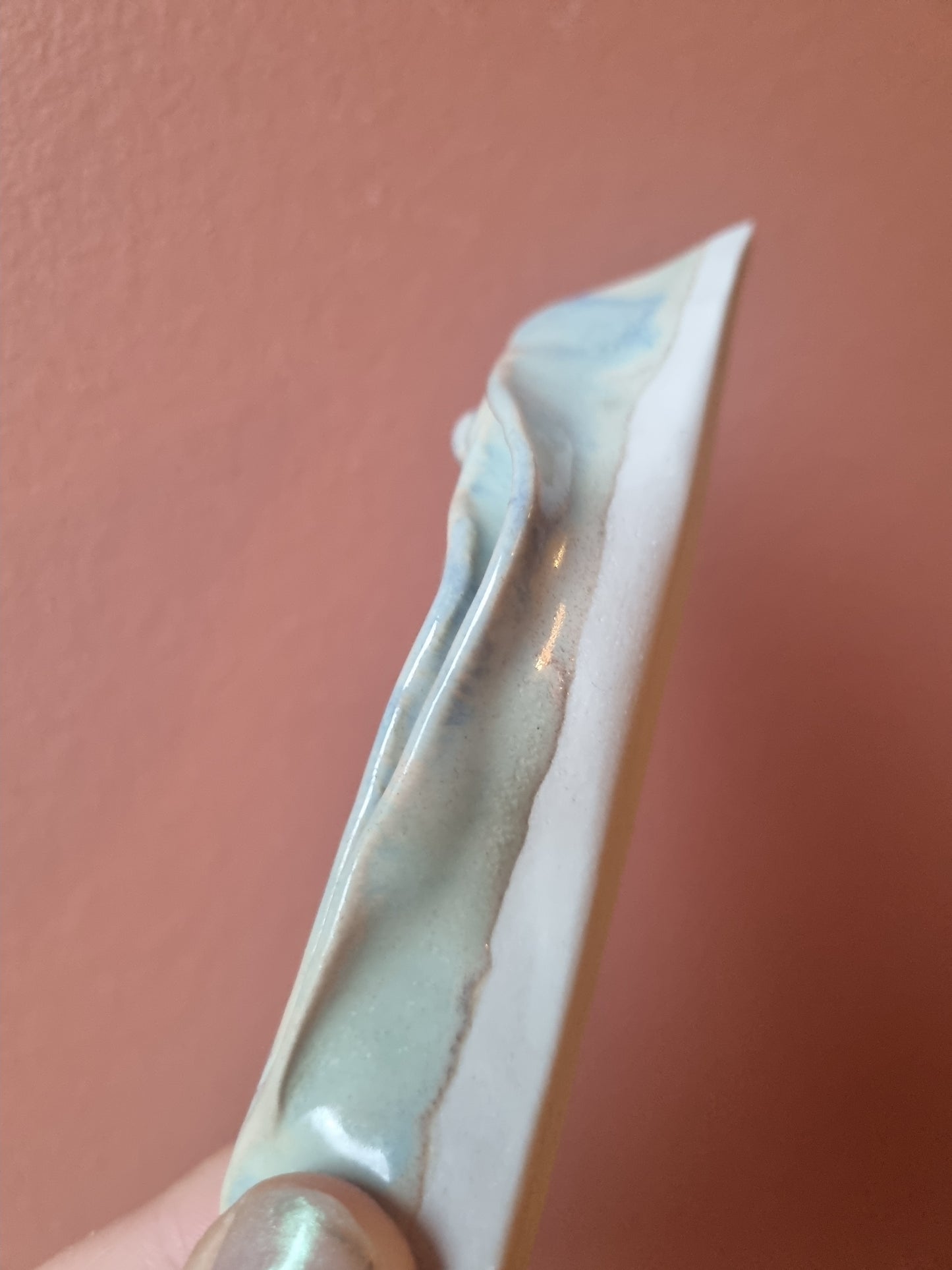 Keramikkusse i porcelæn set fra siden