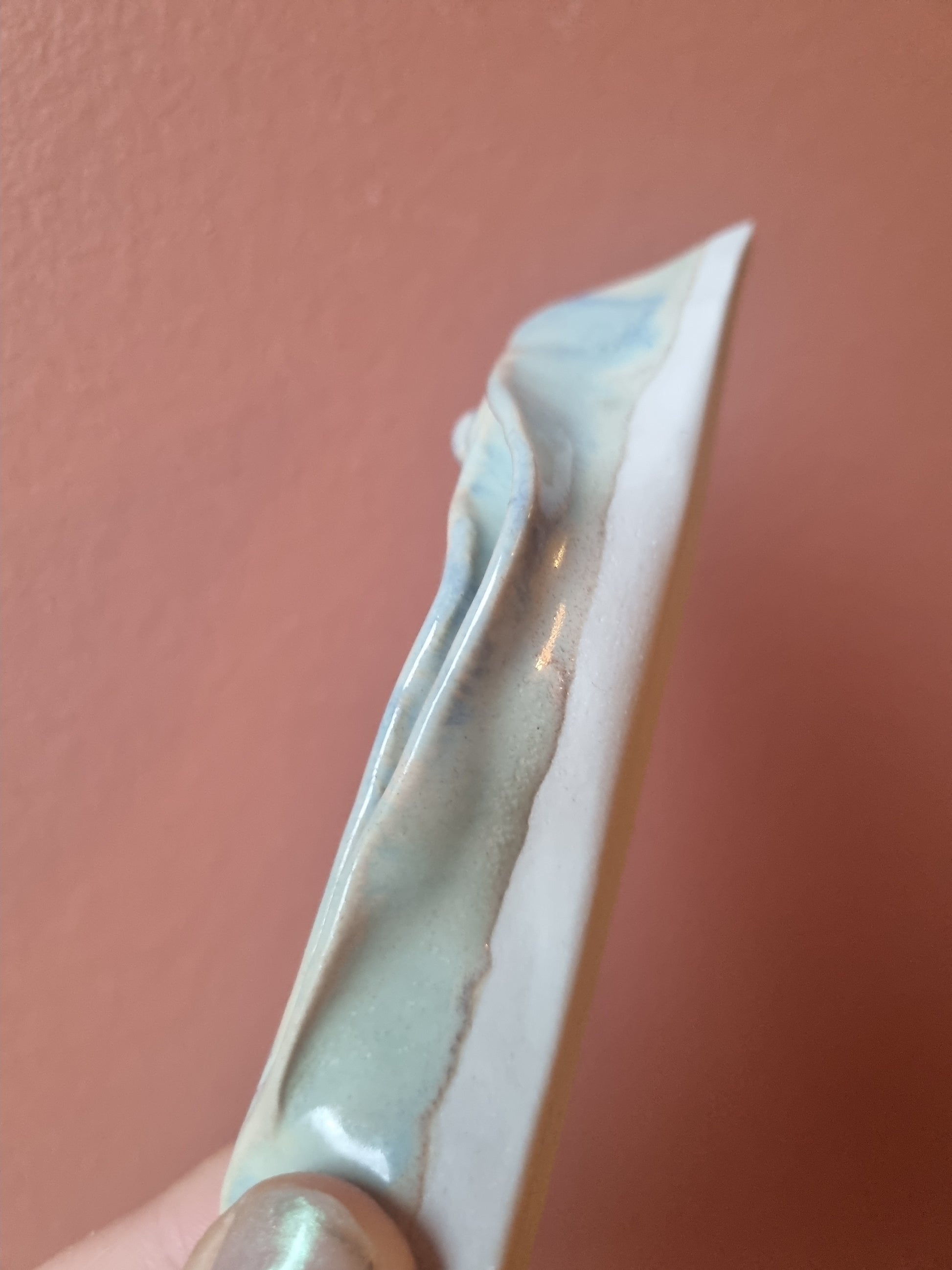 Keramikkusse i porcelæn set fra siden