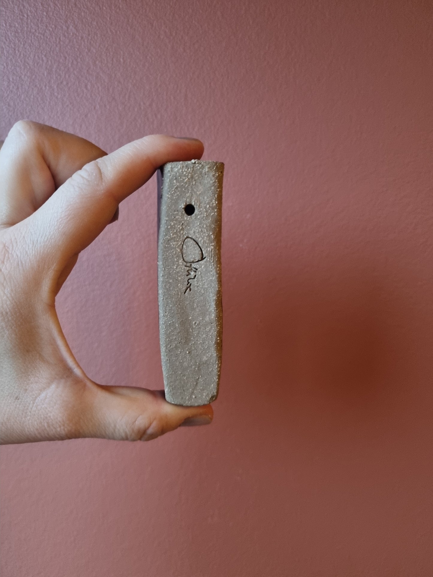 Koboltblå vægvase set bagfra med stempel fra keramikkunstner Martine Othilie