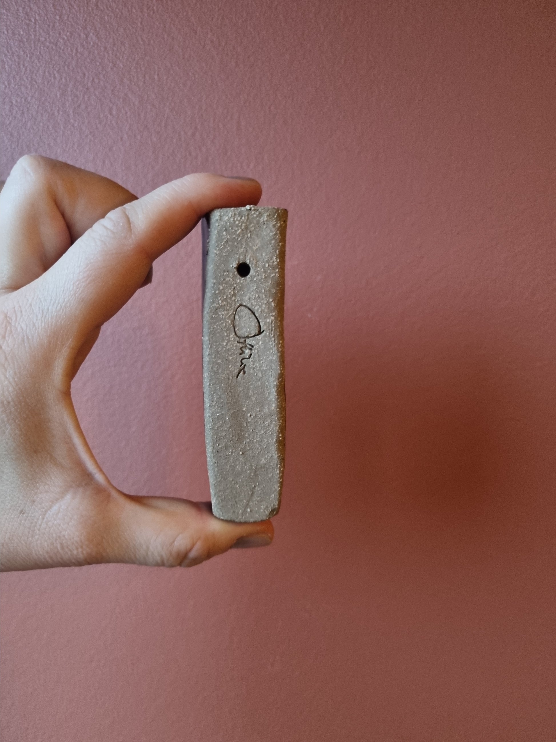 Koboltblå vægvase set bagfra med stempel fra keramikkunstner Martine Othilie