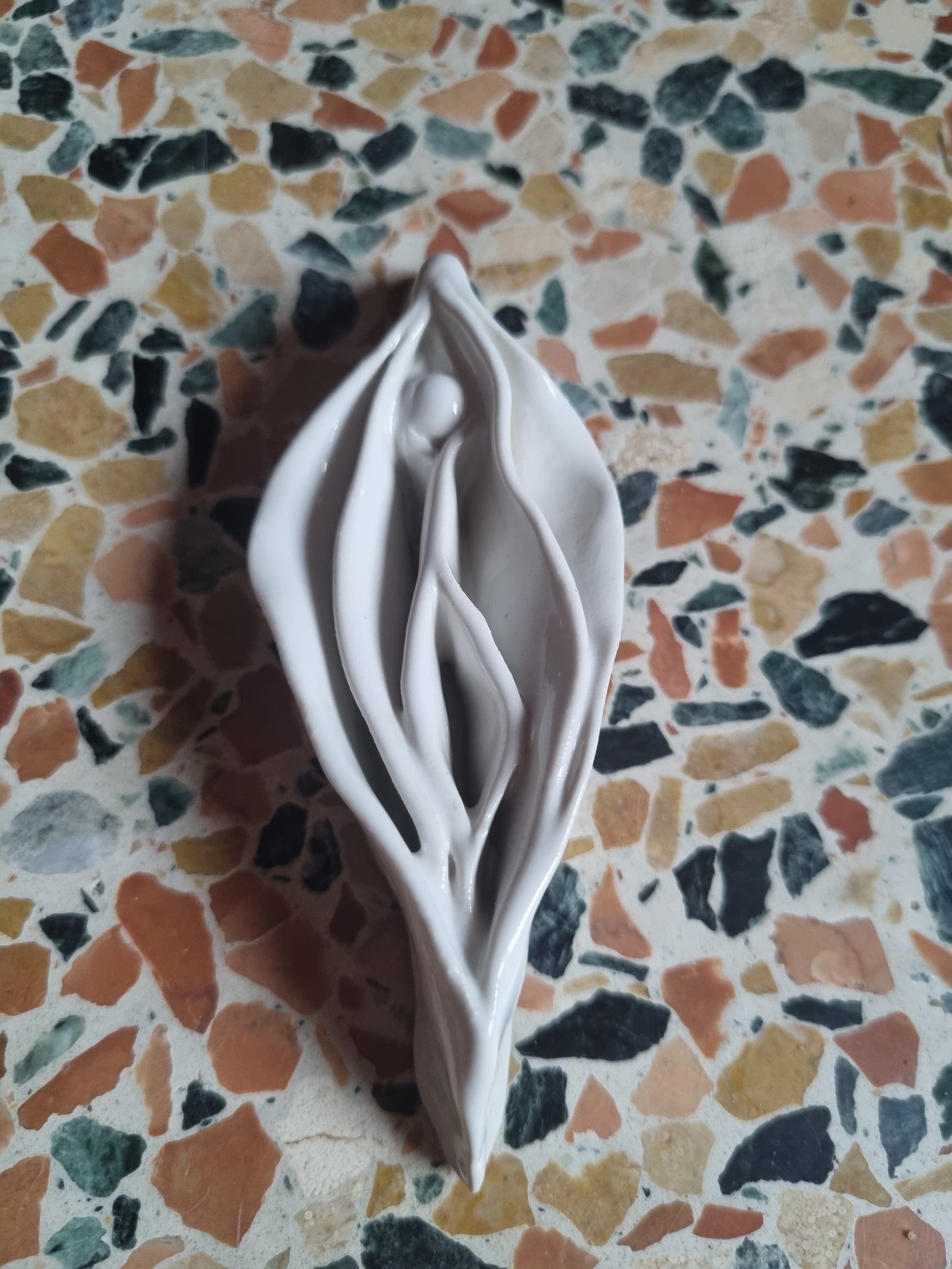 Lille hvid keramikkusse