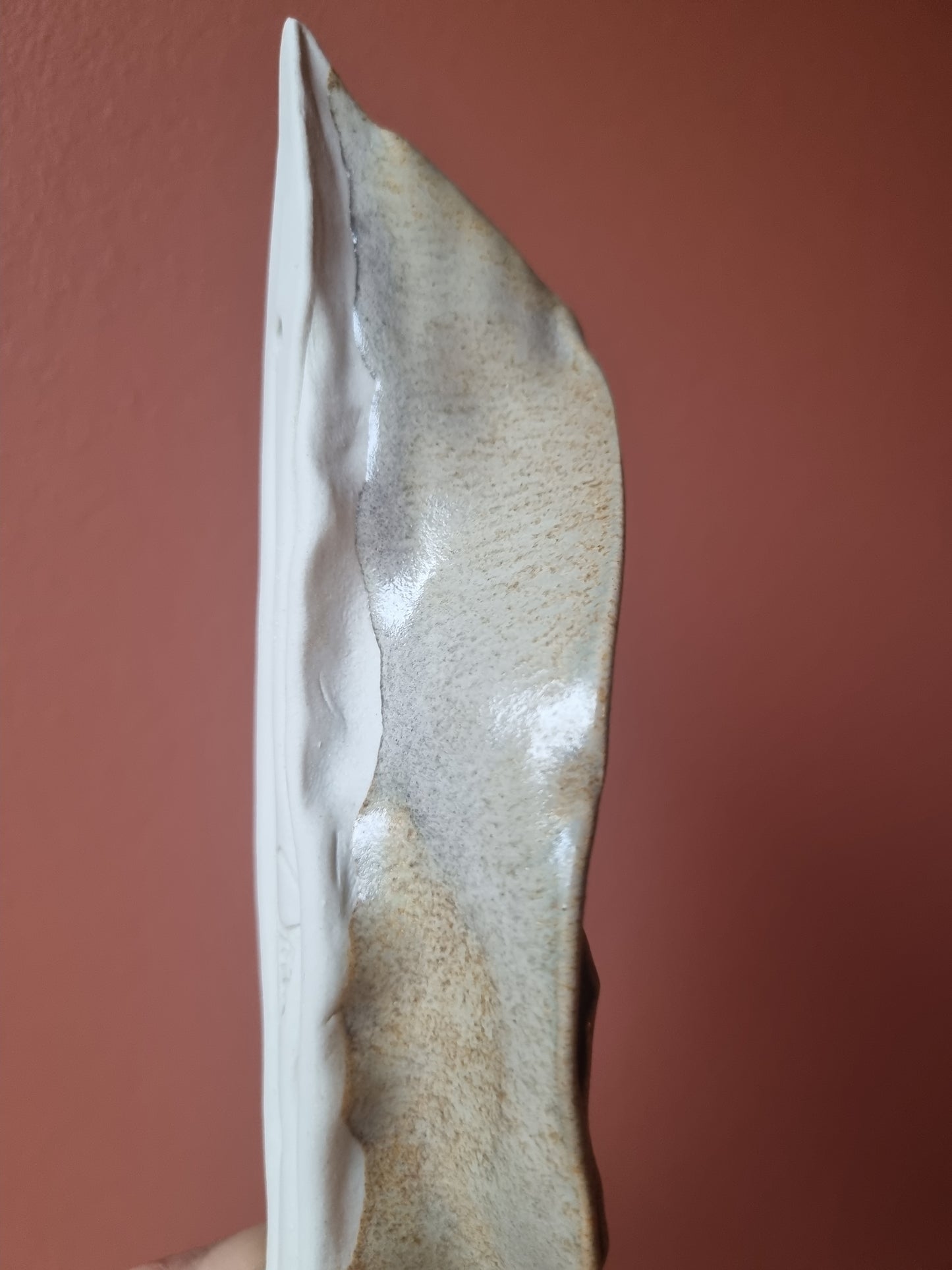 Sandfarvet keramikkusse