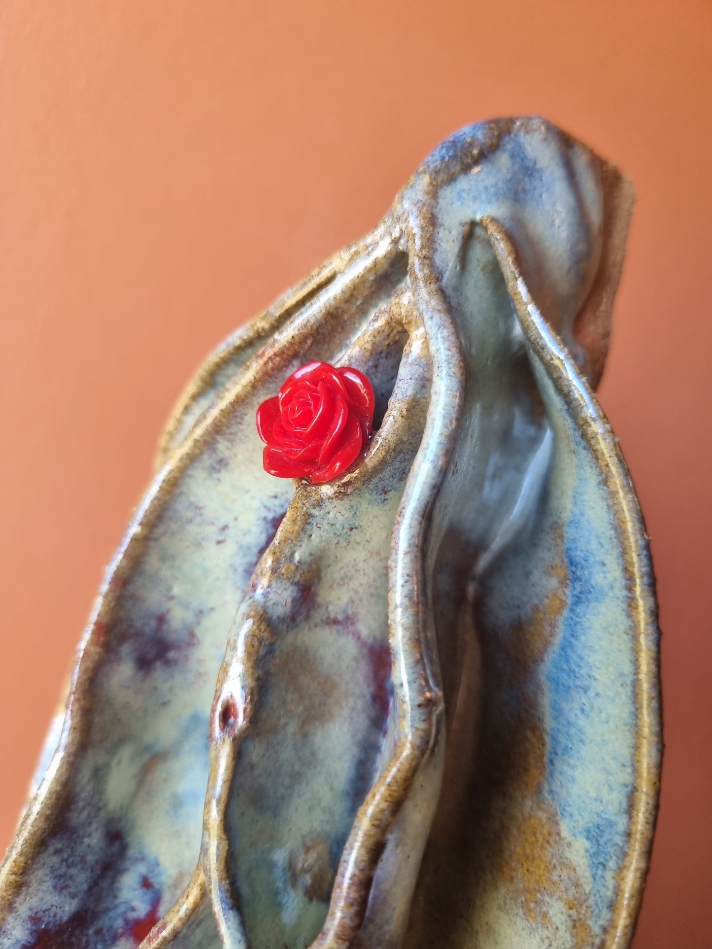 Keramikkusse med rose