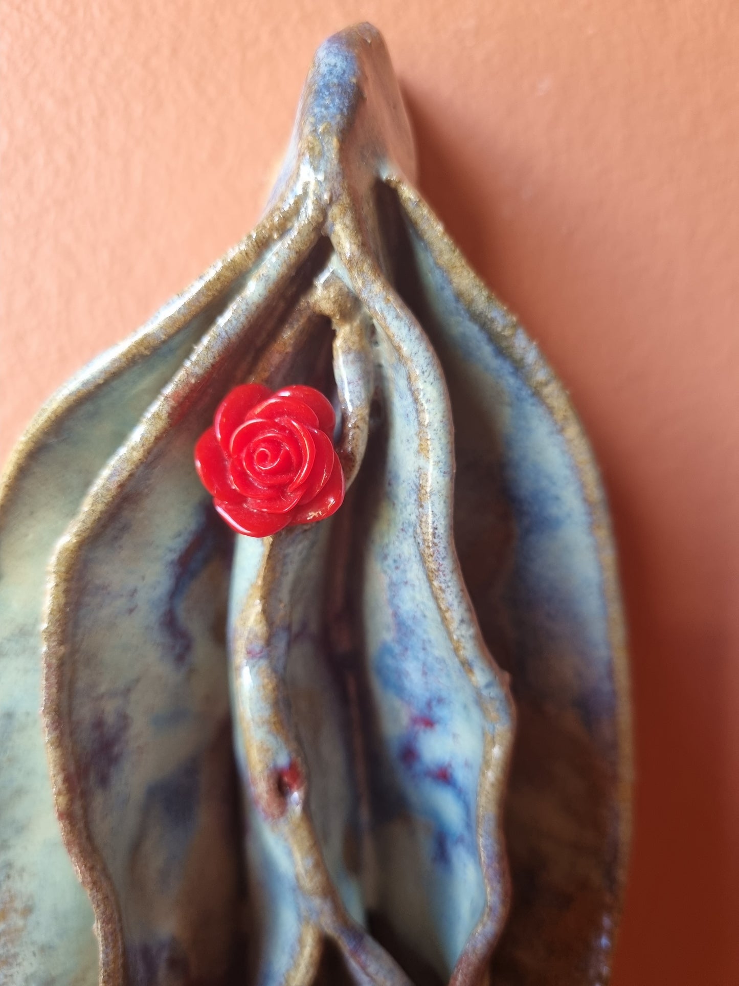 Keramikkusse med rose