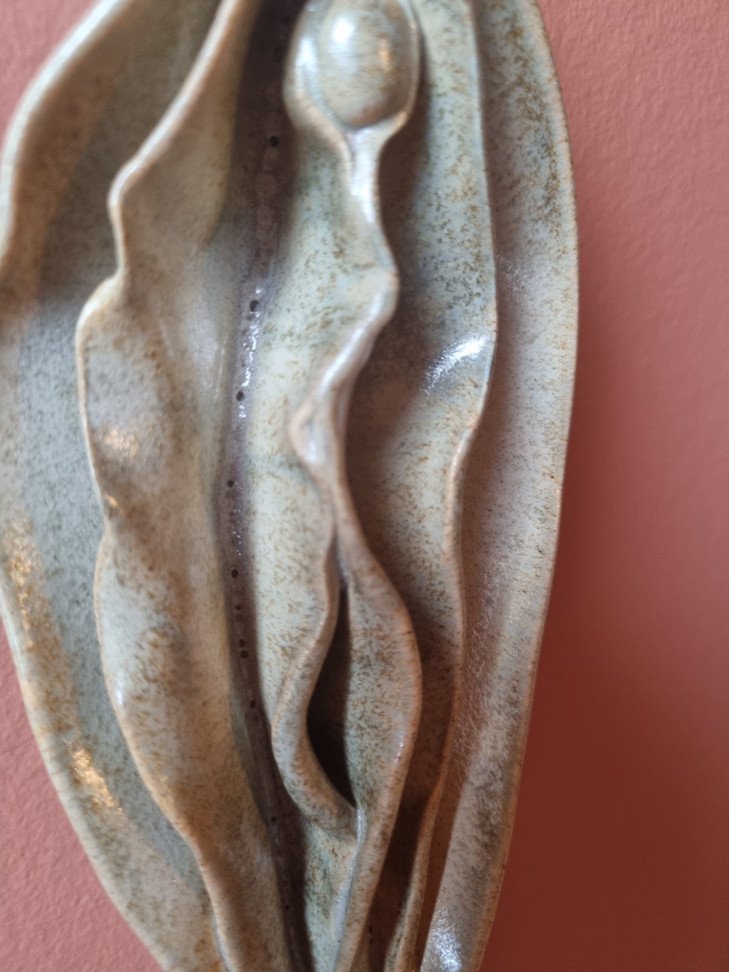 Sandfarvet keramikkusse