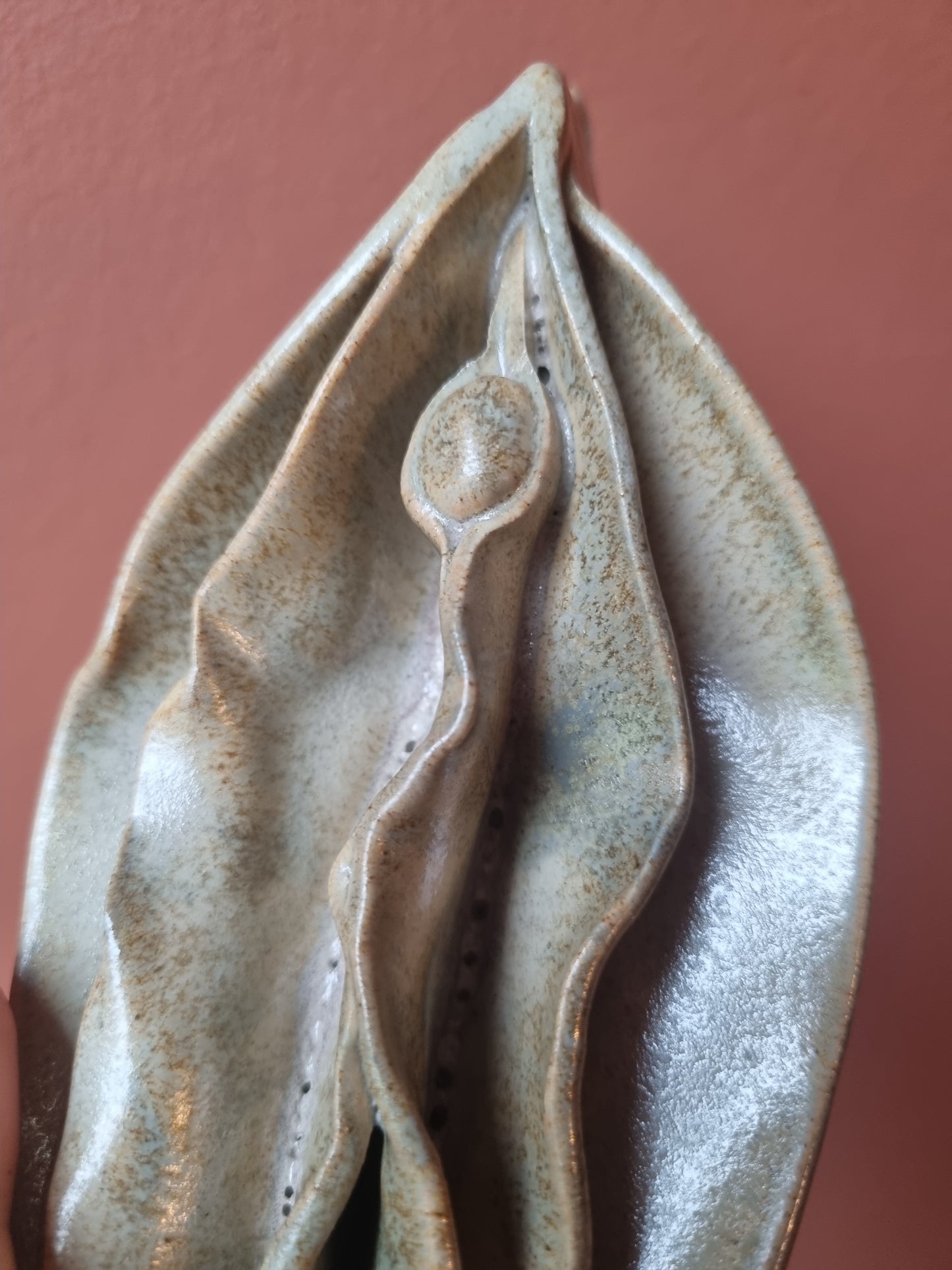 Sandfarvet keramikkusse