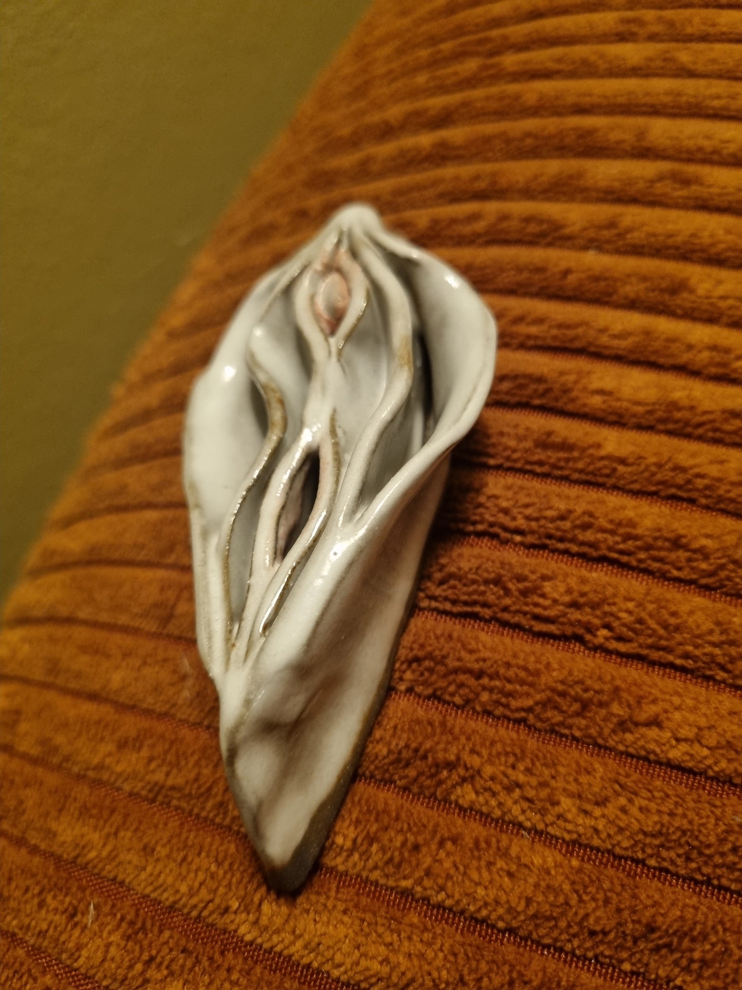 Lille hvid keramikkusse