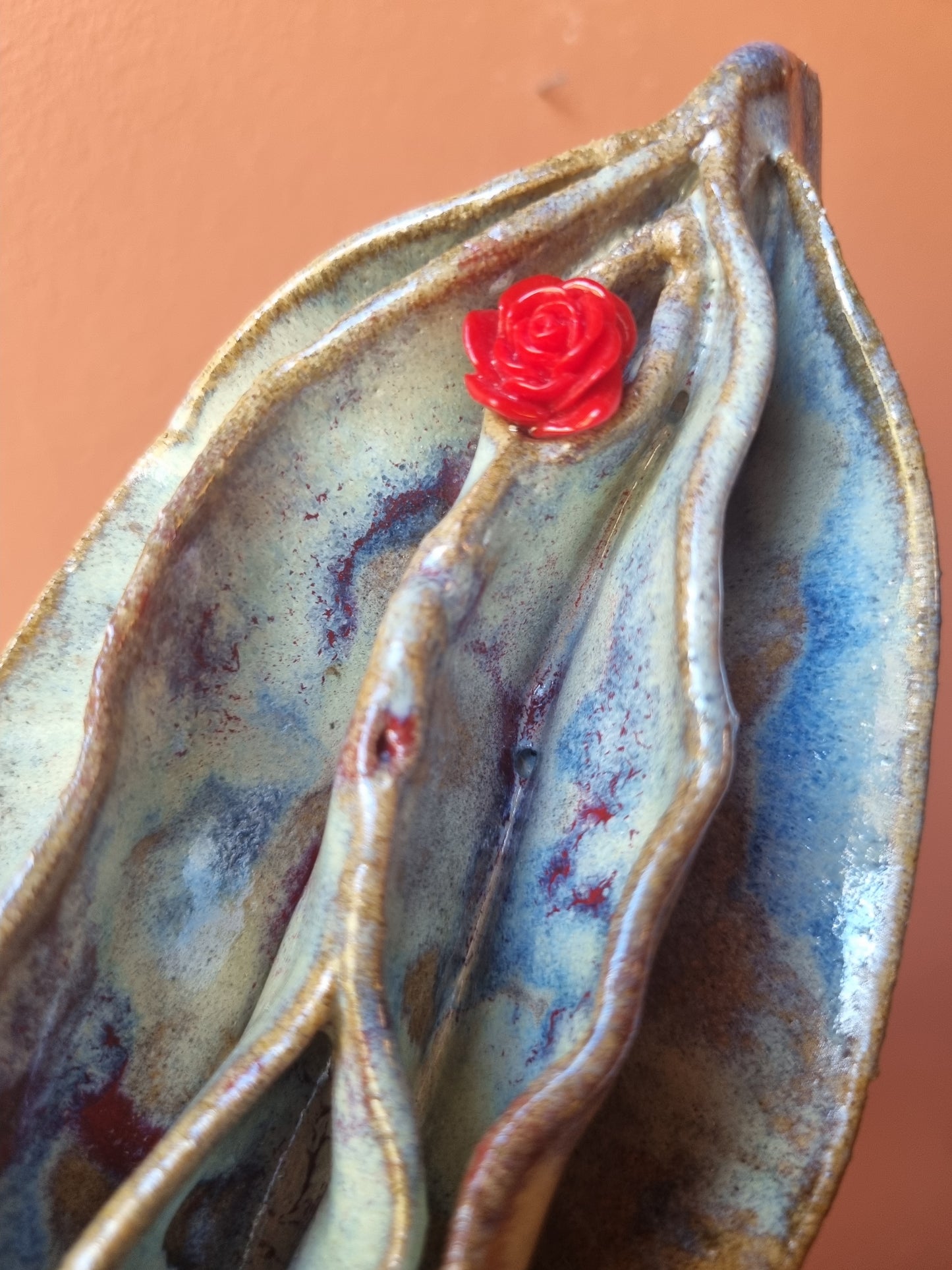 Keramikkusse med rose