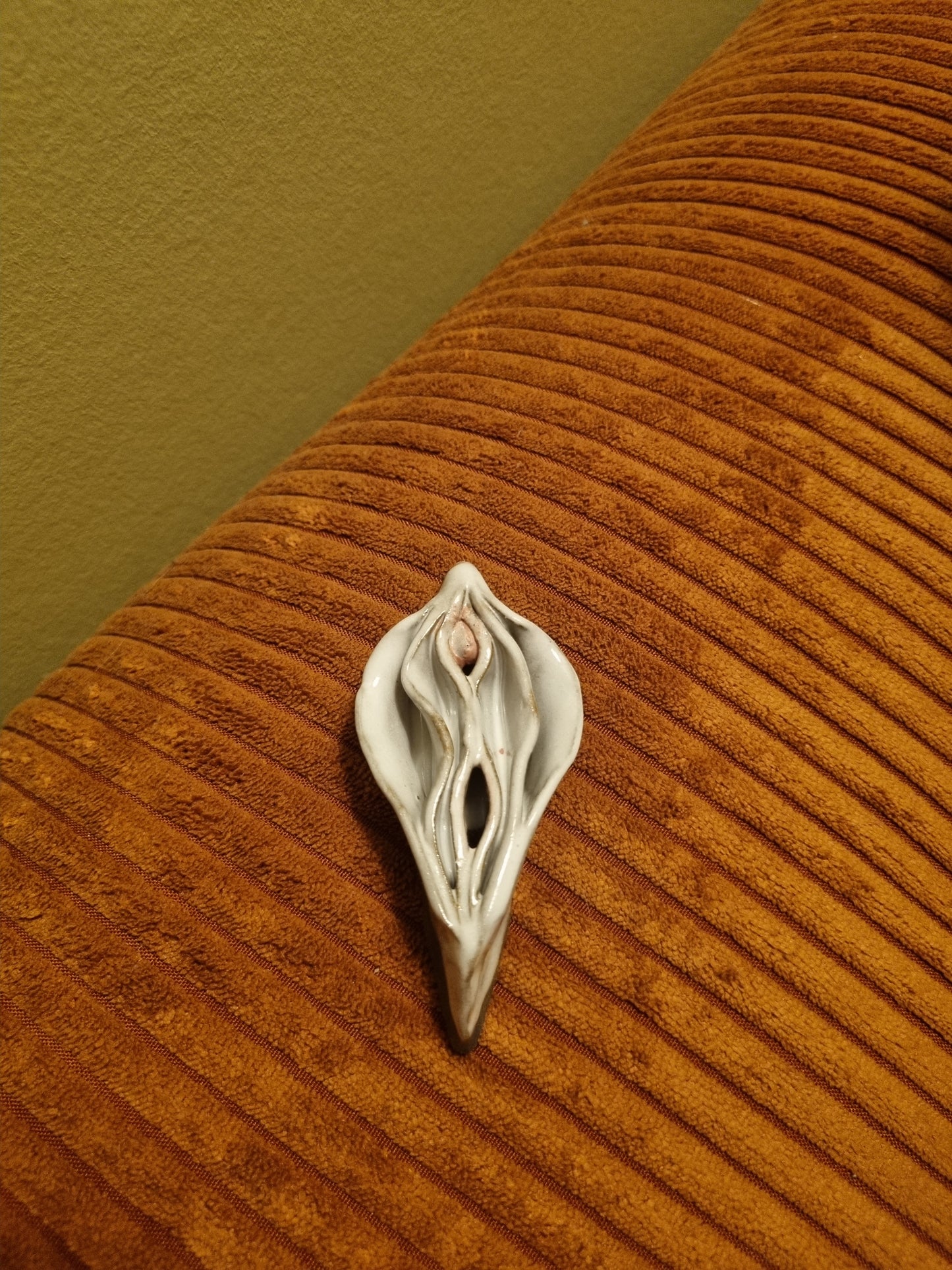 Lille hvid keramikkusse