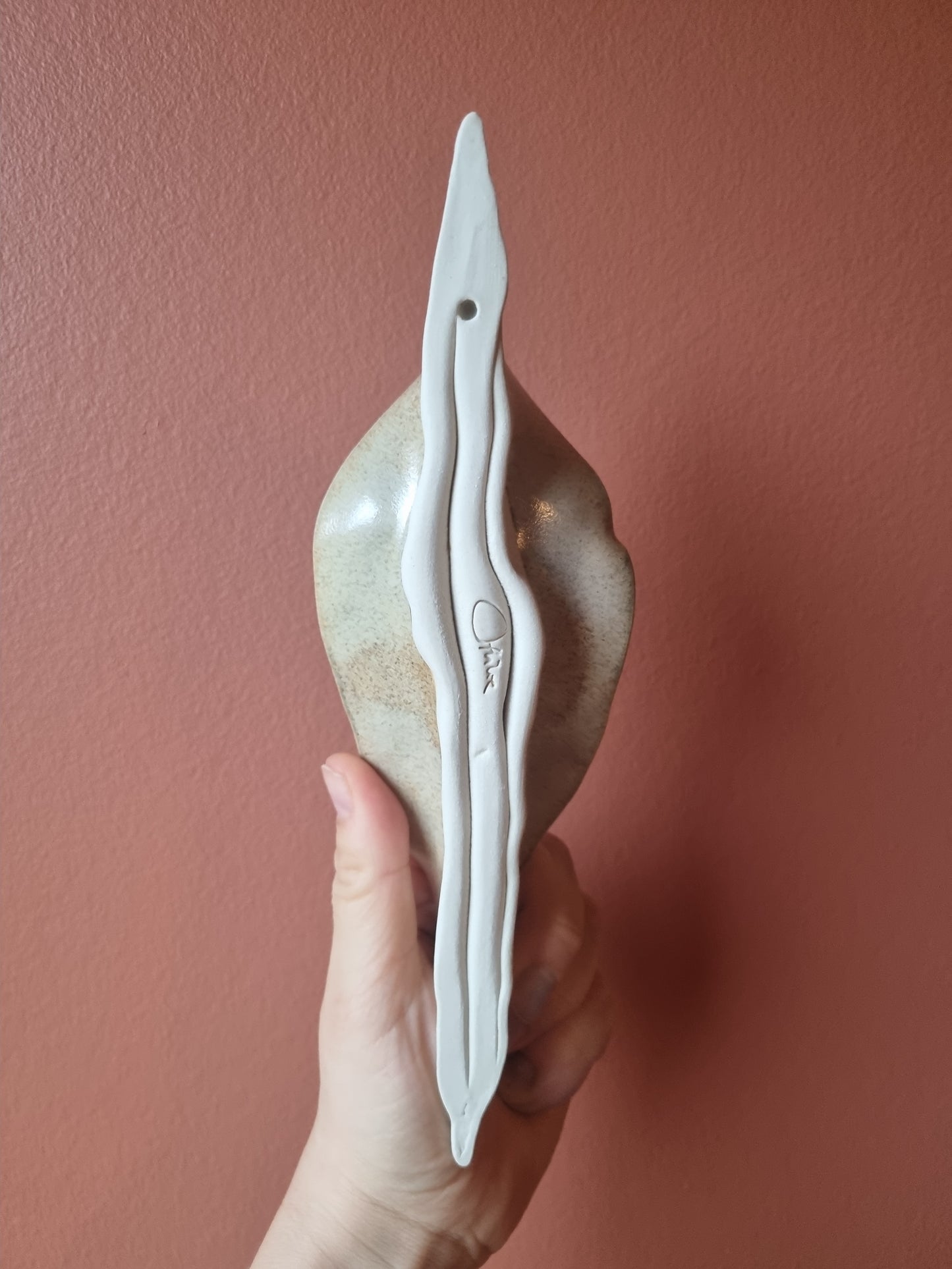 Sandfarvet keramikkusse