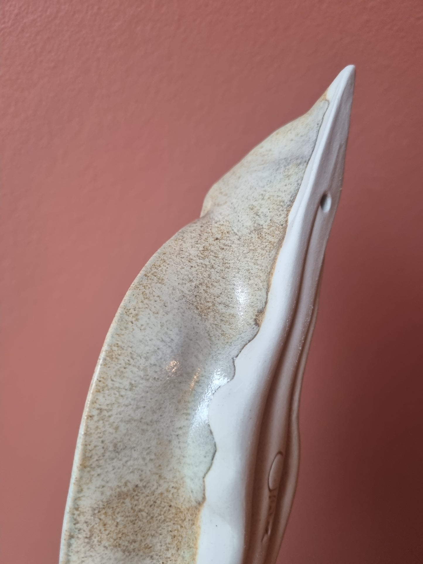 Sandfarvet keramikkusse