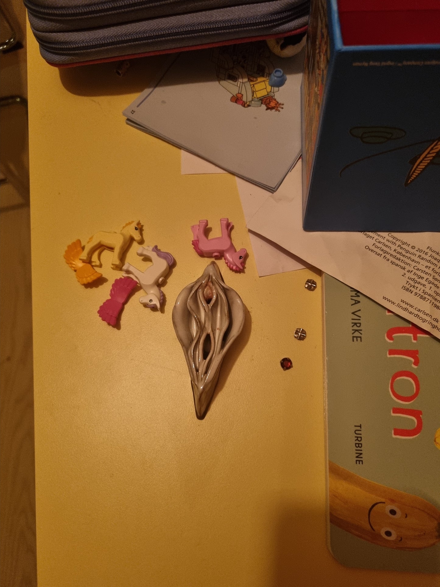 Lille hvid keramikkusse