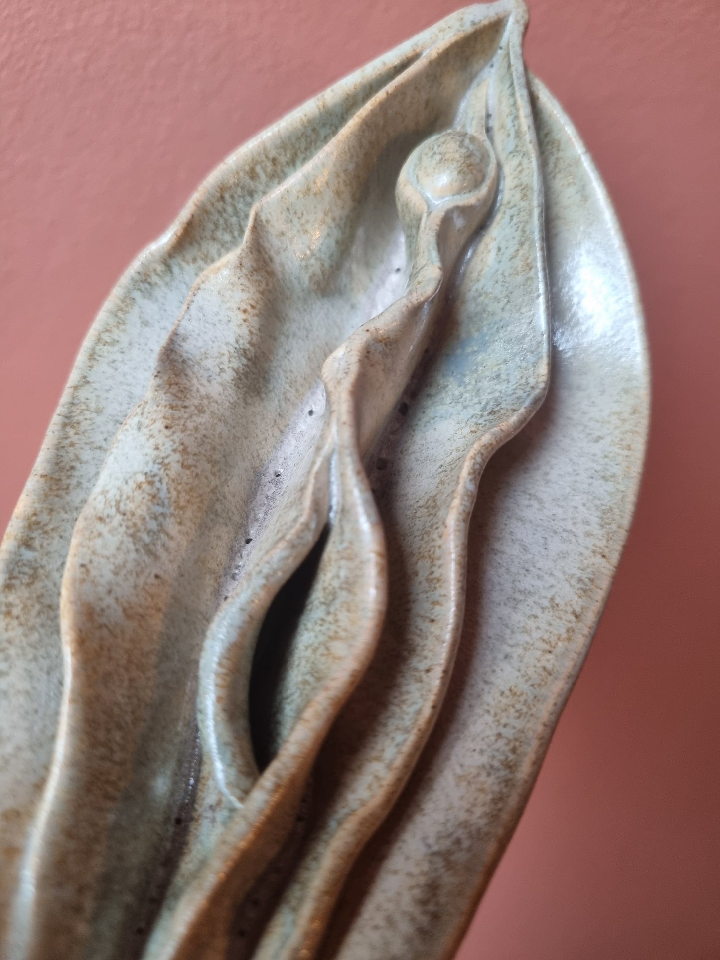 Sandfarvet keramikkusse